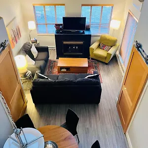 https://tyndalstone-lodge.hotels-of-whistler.com